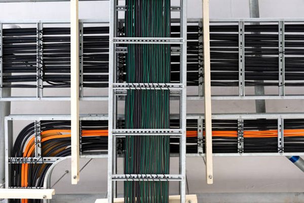 کابل های دارای ضخامت مختلف جهت هدایت به تقاط مطلوب از روی نردبان کابل گذر کرده اند